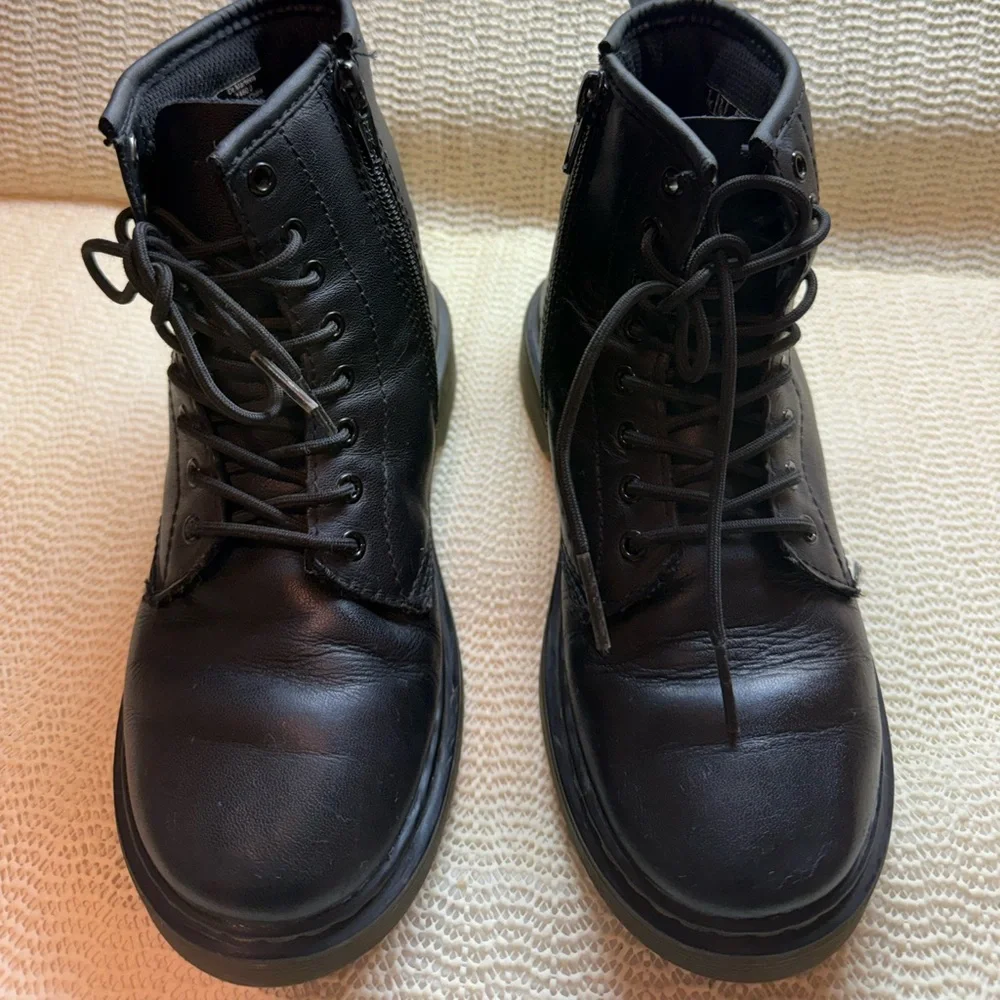 Dr. Martens 1460 Junior boots in a Monochrome Black 2